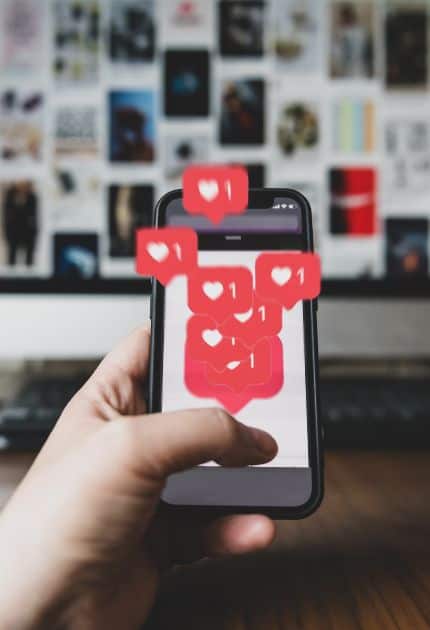 epipleon yphresies diaxeirish social media